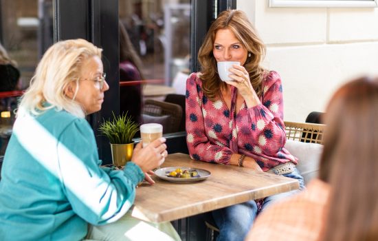 Twee vrouwen zitten op het terras bij Loev Deventer.